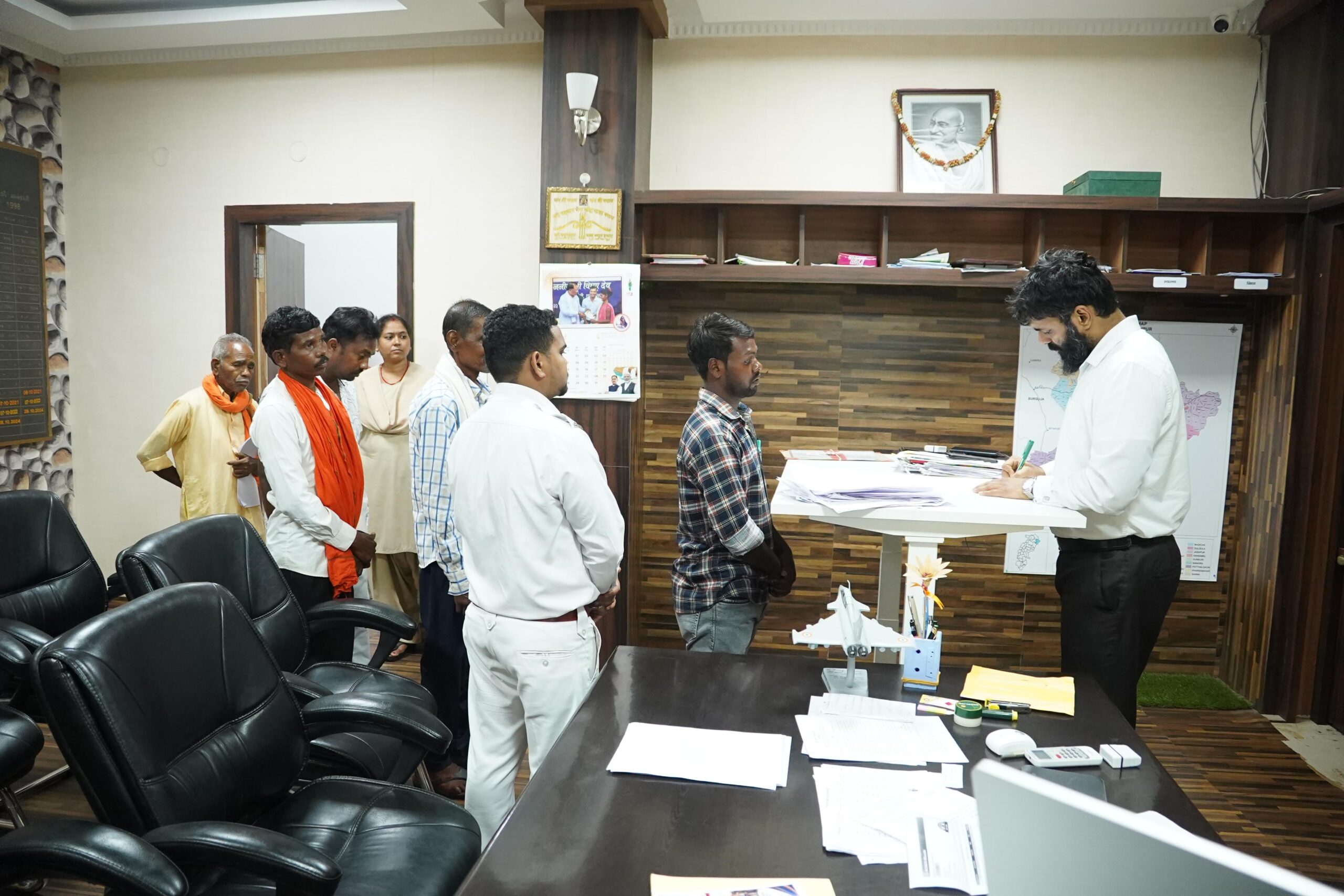 जशपुर जनदर्शन: कलेक्टर रोहित व्यास ने सुनी आमजनों की समस्याएं, 49 आवेदनों पर दिए त्वरित कार्रवाई के निर्देश