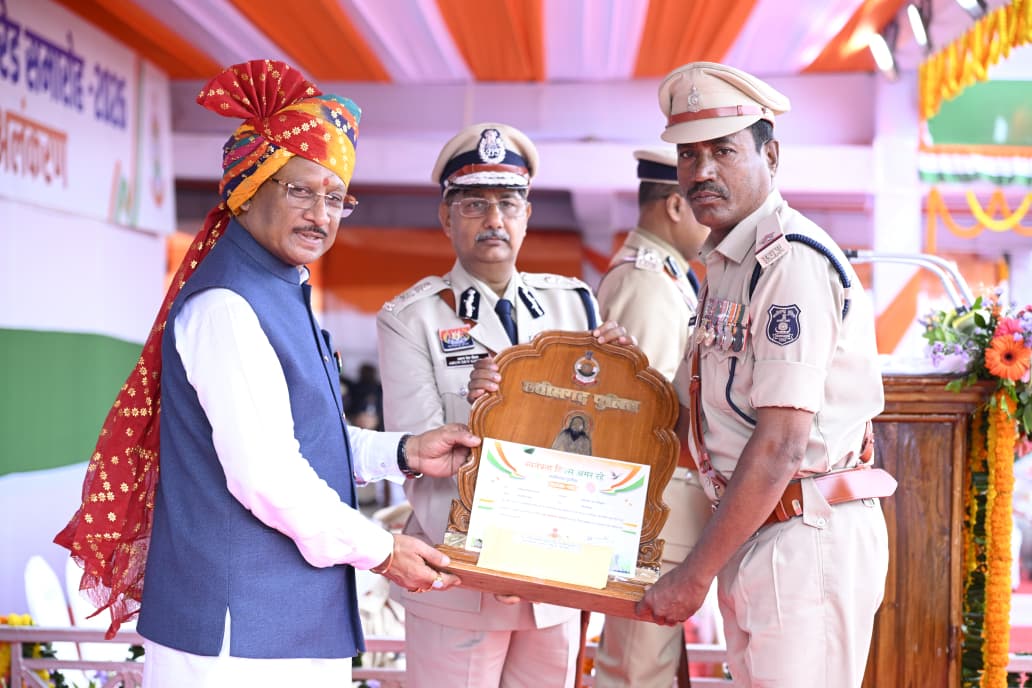 स्वतंत्रता दिवस 2026: सीएम विष्णु देव साय ने पुलिस और नगर सेना के जांबाजों को पदकों से किया अलंकृत; ASI रामावतार सिंह को राष्ट्रपति विशिष्ट सेवा पदक
