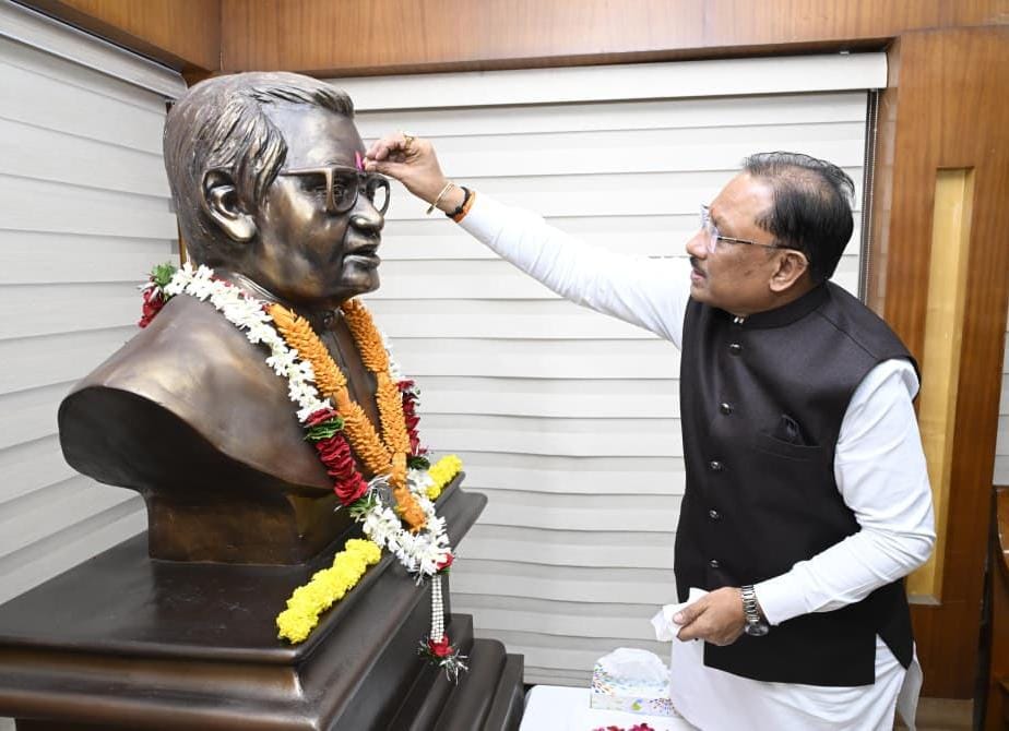 अटल बिहारी वाजपेयी की पुण्यतिथि: CM विष्णु देव साय ने दी श्रद्धांजलि, बोले- अटल जी के संकल्प से मिली छत्तीसगढ़ को पहचान