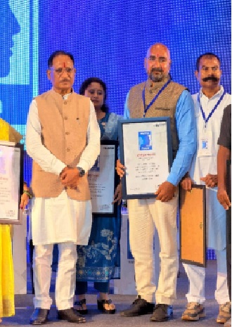 मल्टीनेशनल कंपनी की नौकरी छोड़ एमबीए पास मोहन चंद्राकर ने खेती को बनाया फायदे का मॉडल, जैविक और प्राकृतिक खेती से संवार रहे किसानों की तकदीर