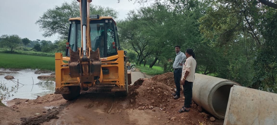 CM हेल्पलाइन का त्वरित असर: महासमुंद के खेमड़ा में बारिश से टूटी 20 साल पुरानी पुलिया दुरुस्त, आवागमन हुआ बहाल