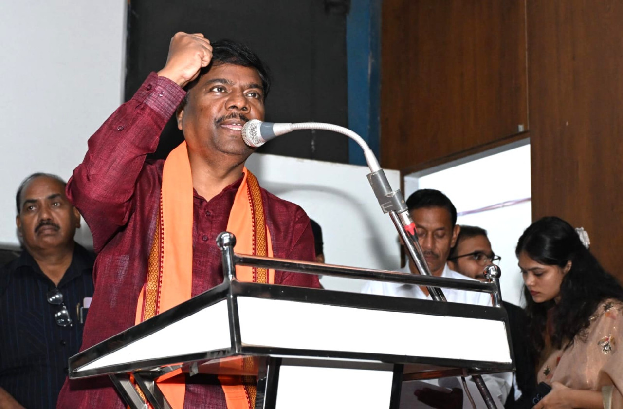 नारायणपुर में मुख्यमंत्री शिक्षा गौरव अलंकरण समारोह: वन मंत्री केदार कश्यप ने सेवानिवृत्त शिक्षकों और शिक्षा दूतों का किया सम्मान