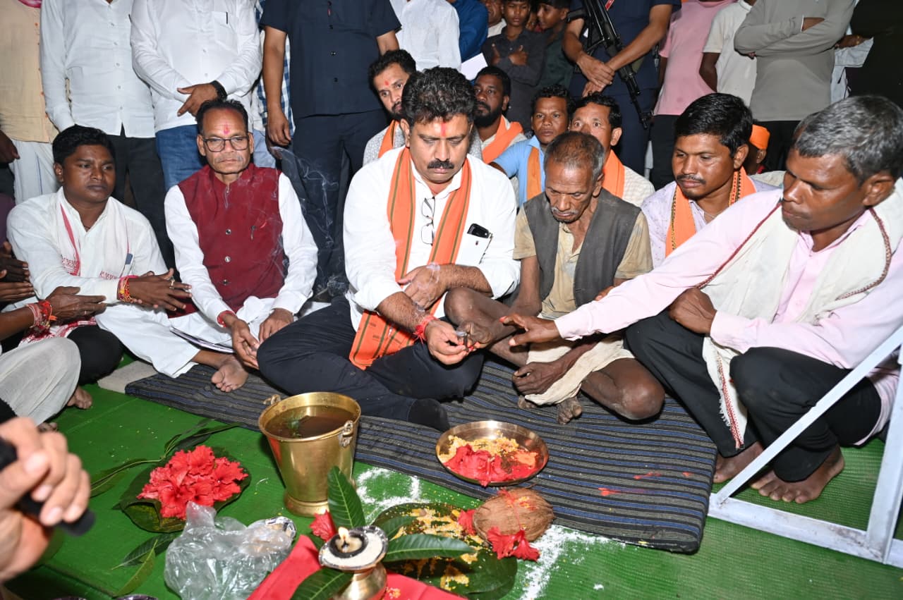 कबीरधाम के वनांचल को बड़ी सौगात: डिप्टी सीएम विजय शर्मा ने मुड़घुसरी में ₹1.48 करोड़ की लागत से बनने वाली तीन सड़कों का किया भूमिपूजन