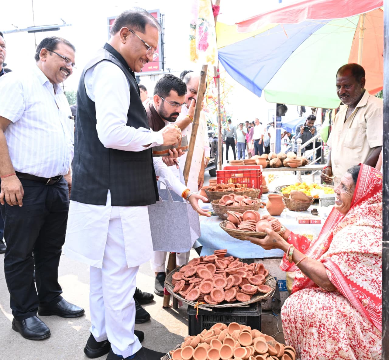सड़क किनारे पसरे पर अचानक पहुंचे मुख्यमंत्री विष्णु देव साय, मीरा से 1000 रुपये में खरीदा ‘आशीर्वाद का दीया’